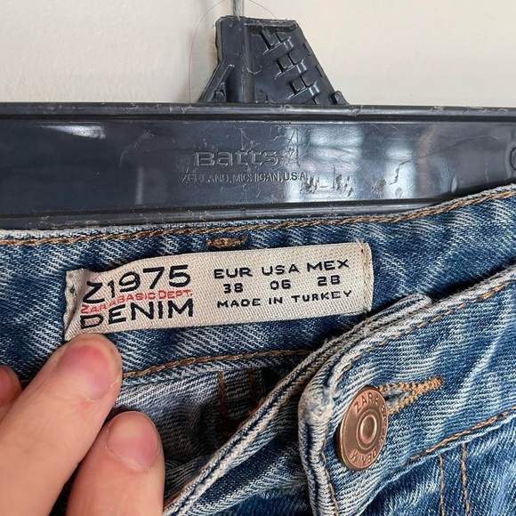 Zara distressed high waisted tapered leg blue jeans. - Picture 2 of 5